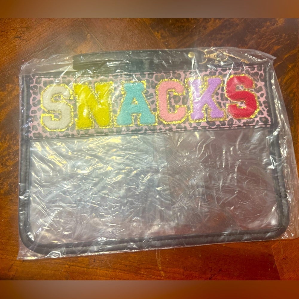 “SNACKS” clear pouch with handle (cheetah print)